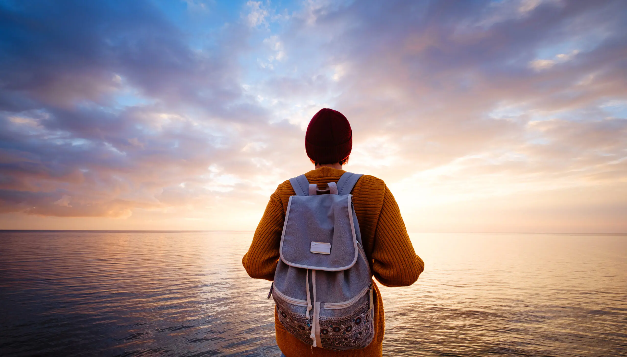 Mujer mirando el horizonte en actitud reflexiva, representando el miedo a la incertidumbre y la parálisis emocional