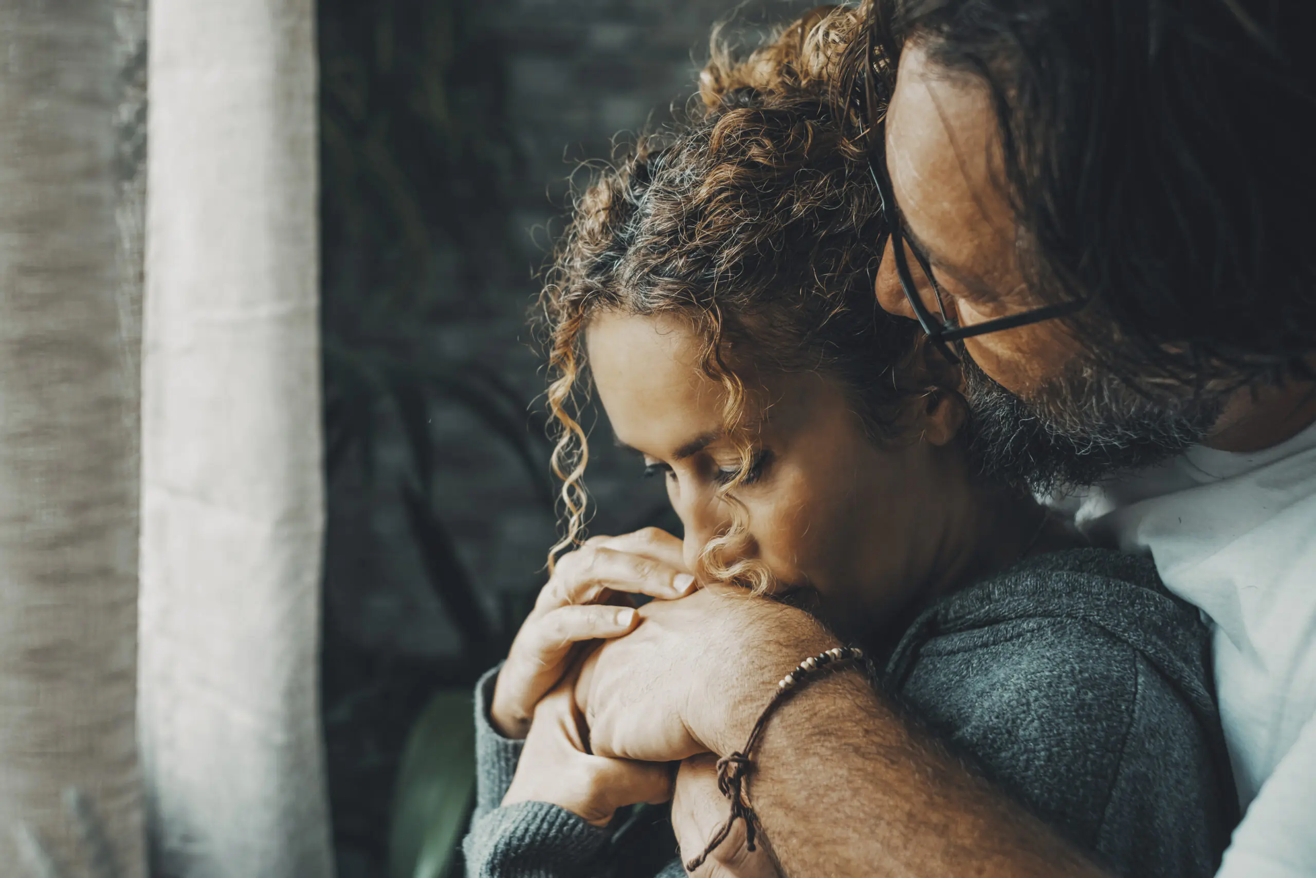 Pareja de enamorados con problemas. Hombre y mujer románticos abrazándose y besándose en un momento triste